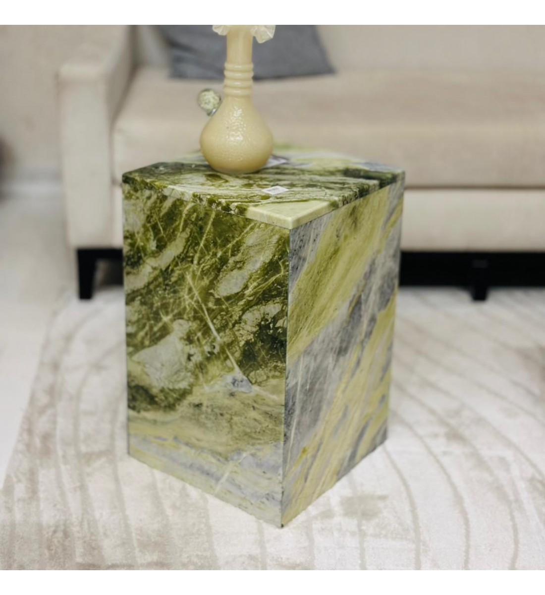 طاولة فاخرة مصنوعة من الرخام الطبيعي الفاخر بتدرجات آسرة من الأخضر الزيتوني والرمادي المائل للبيج،50×50×55سم طاولة فاخرة مصنوعة من الرخام الطبيعي الفاخر بتدرجات آسرة من الأخضر الزيتوني والرمادي المائل للبيج،50×50×55سم
