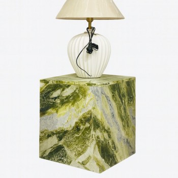 طاولة فاخرة بكفرات  مصنوعة من الرخام الطبيعي الفاخر بتدرجات آسرة من الأخضر الزيتوني والرمادي المائل للبيج، 60×50×55سم 