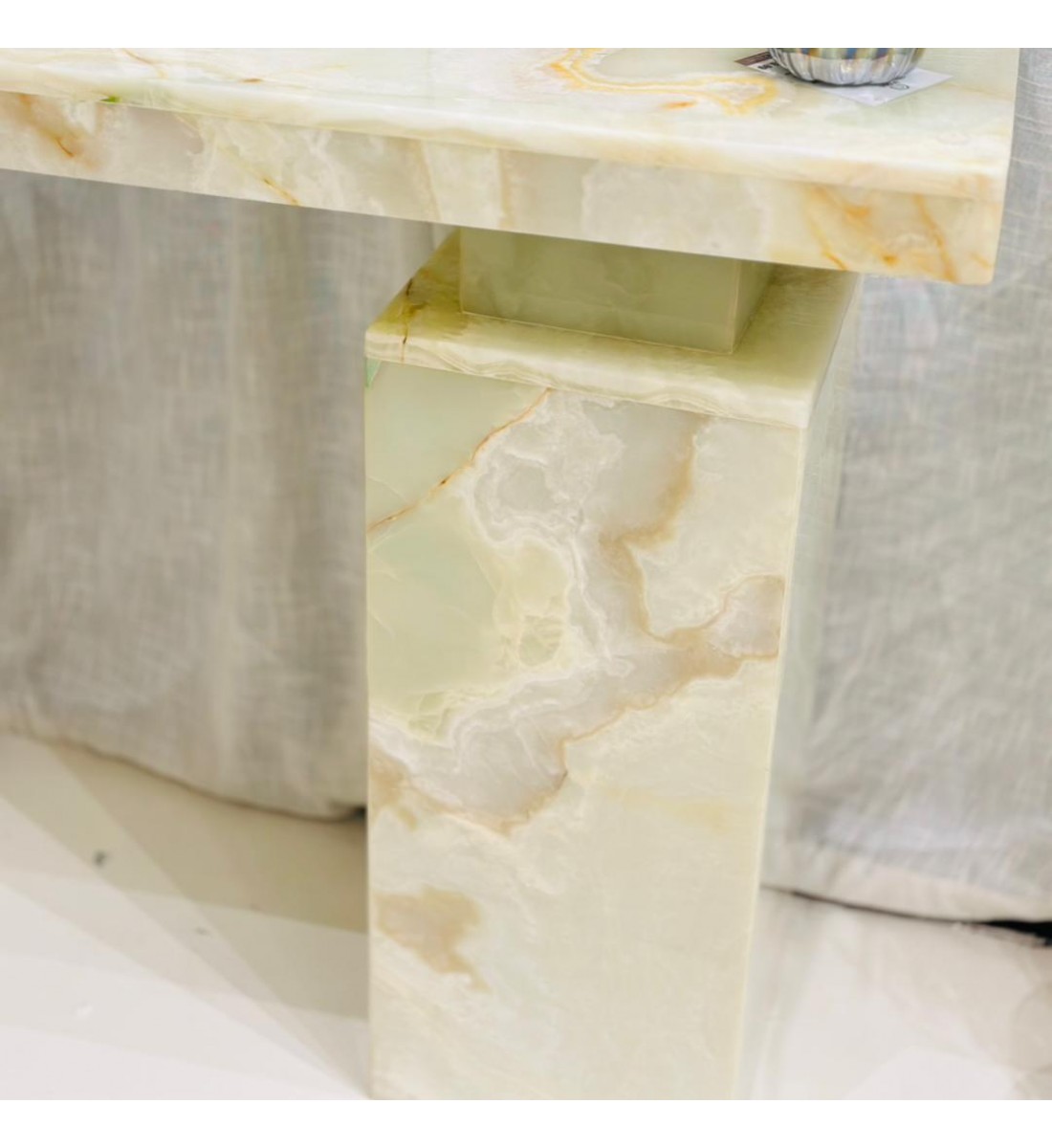 مدخل أنيق بتصميم فخم يجمع بين الرخام الطبيعي الفاتح ولمسات عصرية راقية، 150×35×100سم مدخل أنيق بتصميم فخم يجمع بين الرخام الطبيعي الفاتح ولمسات عصرية راقية، 150×35×100سم