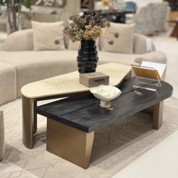 طقم طاولات وسط “أوبرا” بتصميم فاخر مزدوج – خشب داكن ورخام بيج بقاعدة ذهبية