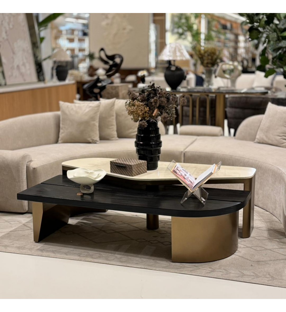 طقم طاولات وسط “أوبرا” بتصميم فاخر مزدوج – خشب داكن ورخام بيج بقاعدة ذهبية