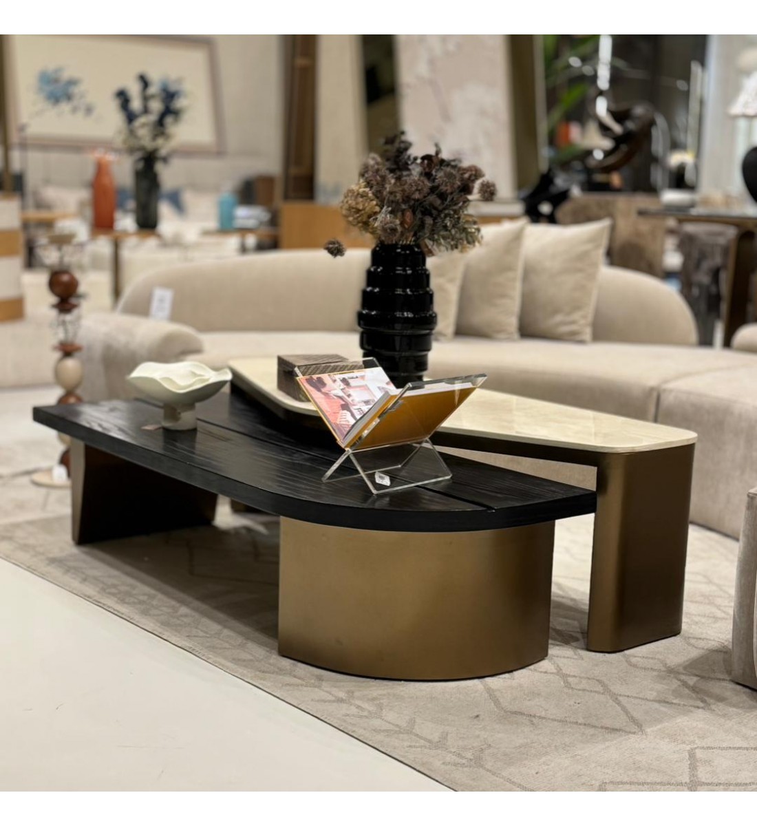 طقم طاولات وسط “أوبرا” بتصميم فاخر مزدوج – خشب داكن ورخام بيج بقاعدة ذهبية