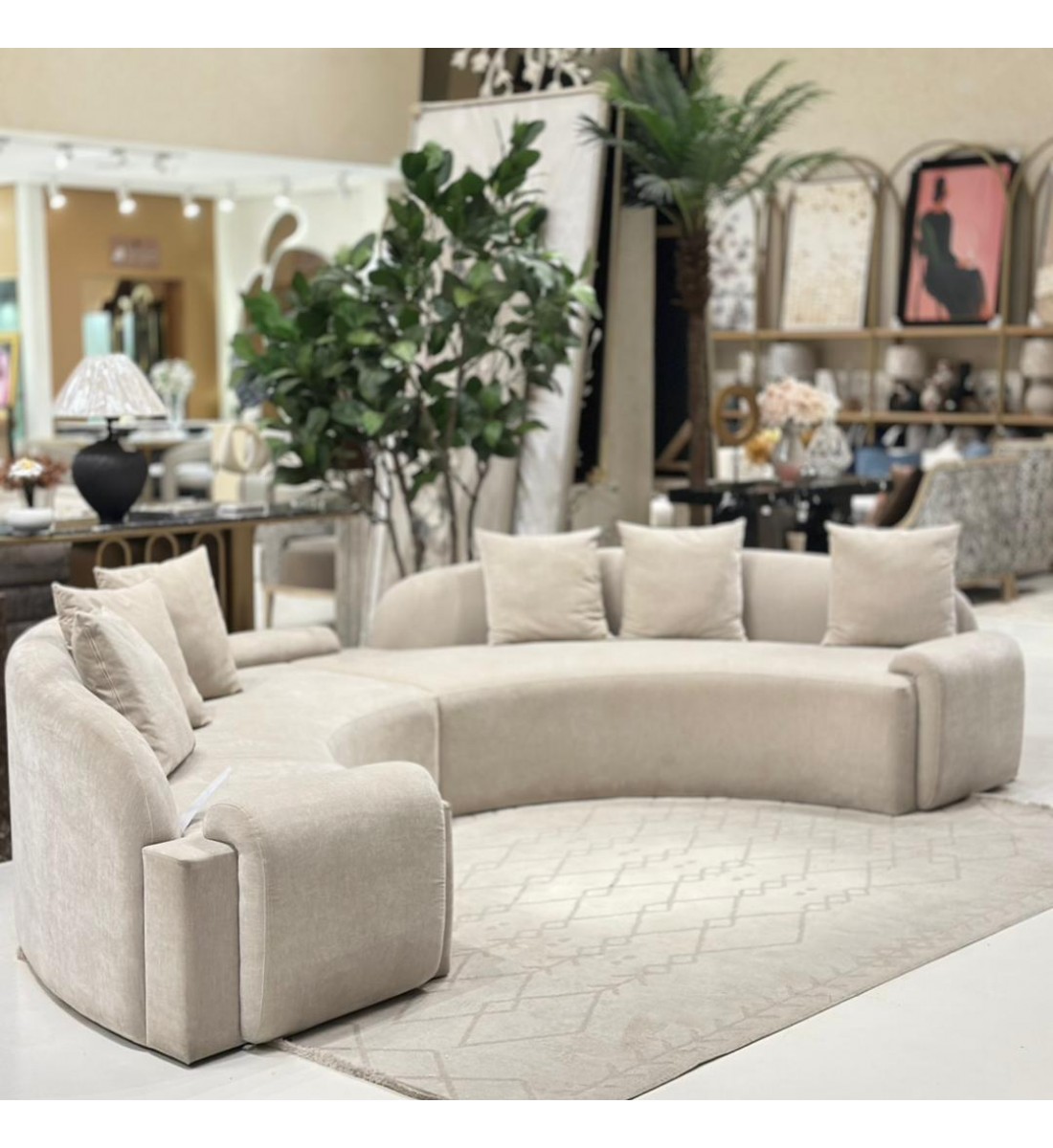 كنب تصميم عصري يجمع بين الأناقة المترفة والراحة المطلقة، بلمسات ناعمة وانحناءات فريدة تضيف إحساسًا بالفخامة والدفء 