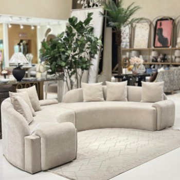 كنب تصميم عصري يجمع بين الأناقة المترفة والراحة المطلقة، بلمسات ناعمة وانحناءات فريدة تضيف إحساسًا بالفخامة والدفء 