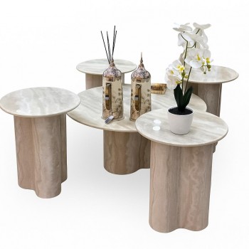 طقم طاولات فاخرة من الرخام الطبيعي بلون بيج عاجي مائل للتدرجات الرملية، تتميز بتصميمها العصري 5قطع 