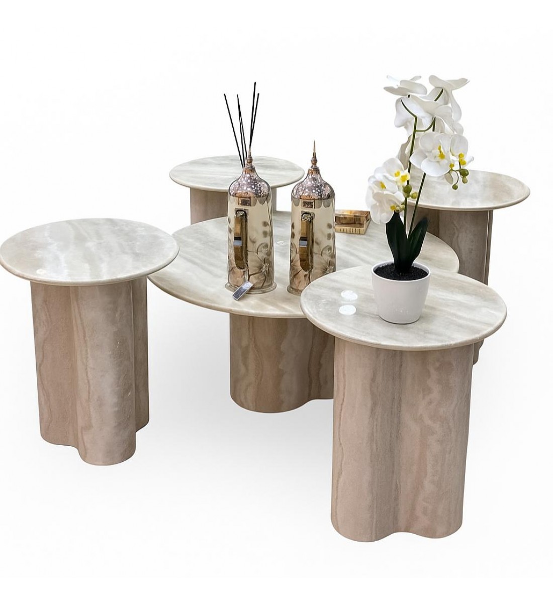 طقم طاولات فاخرة من الرخام الطبيعي بلون بيج عاجي مائل للتدرجات الرملية، تتميز بتصميمها العصري 5قطع طقم طاولات فاخرة من الرخام الطبيعي بلون بيج عاجي مائل للتدرجات الرملية، تتميز بتصميمها العصري 5قطع