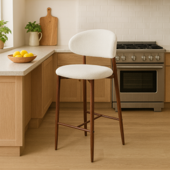 كرسي بار بتصميم عصري يجمع بين الخشب الطبيعي والمقعد المبطّن لراحة وأناقة استثنائية. قماش بوكيلة 