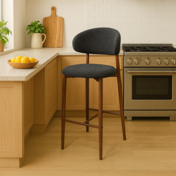 كرسي بار بتصميم عصري يجمع بين الخشب الطبيعي والمقعد المبطّن لراحة وأناقة استثنائية. قماش بوكيلة 