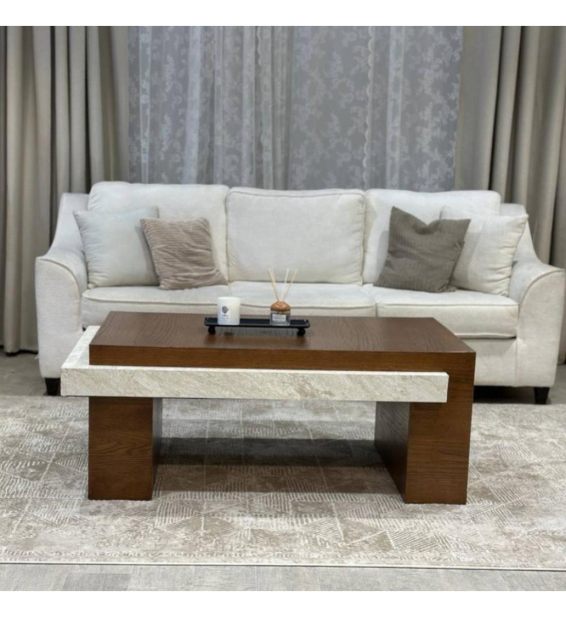 طاولة تقديم خشب سنديان بني بتفاصيل رخامية – تصميم أنيق وفاخر