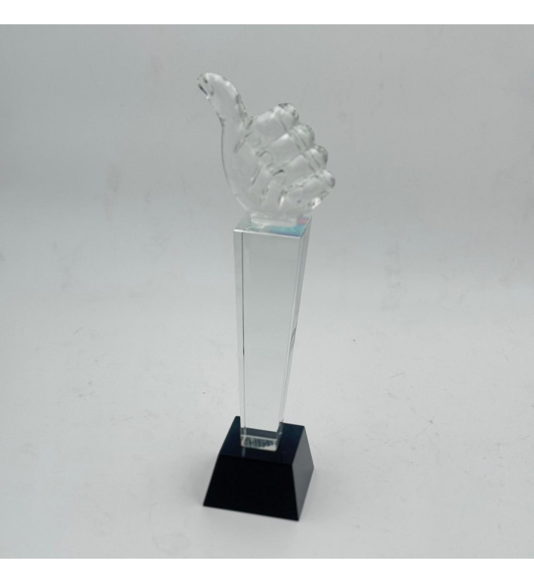 تحفة ديكور هندسية فاخرة بتصميم عصري وأنيق، تجمع بين الزجاج الداكن العاكس  الشفافة في تناغم بصري راقٍ.30×7×7سم 