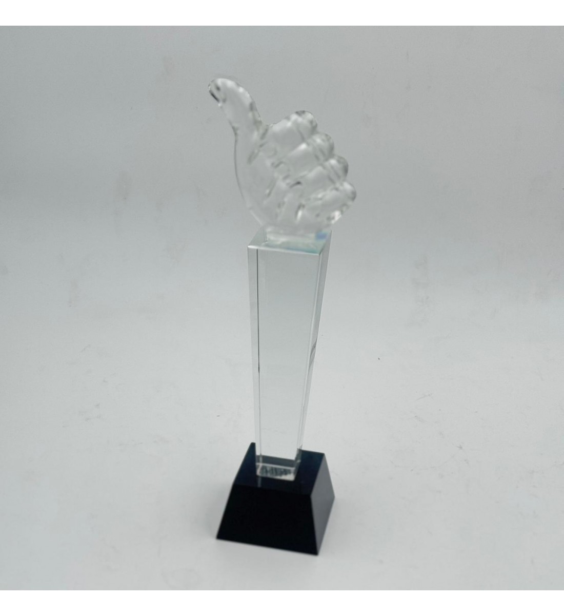 تحفة ديكور هندسية فاخرة بتصميم عصري وأنيق، تجمع بين الزجاج الداكن العاكس  الشفافة في تناغم بصري راقٍ.30×7×7سم 