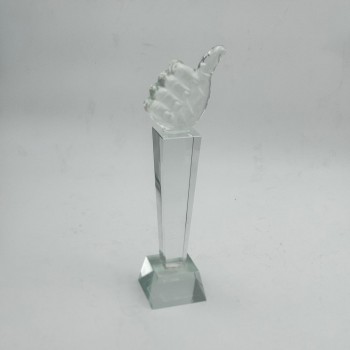 تحفة ديكور هندسية فاخرة بتصميم عصري وأنيق، تجمع بين الزجاج الداكن العاكس  الشفافة في تناغم بصري راقٍ.30×7×7سم 