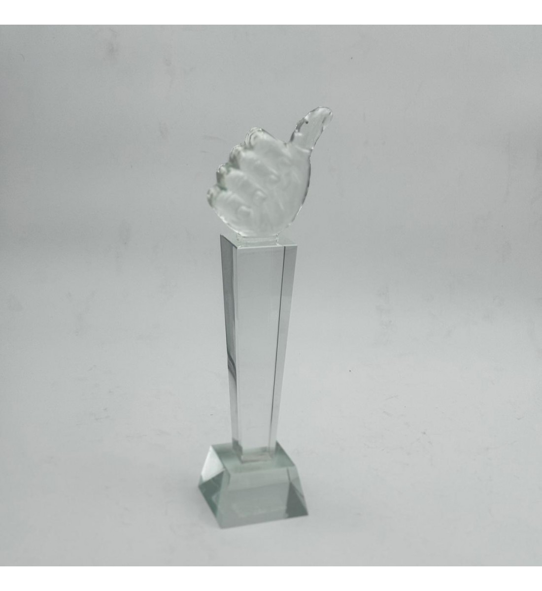 تحفة ديكور هندسية فاخرة بتصميم عصري وأنيق، تجمع بين الزجاج الداكن العاكس الشفافة في تناغم بصري راقٍ.30×7×7سم تحفة ديكور هندسية فاخرة بتصميم عصري وأنيق، تجمع بين الزجاج الداكن العاكس الشفافة في تناغم بصري راقٍ.30×7×7سم