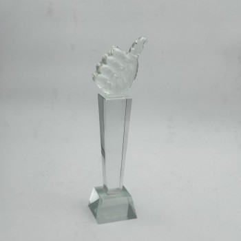 تحفة ديكور هندسية فاخرة بتصميم عصري وأنيق، تجمع بين الزجاج الداكن العاكس  الشفافة في تناغم بصري راقٍ.30×7×7سم 