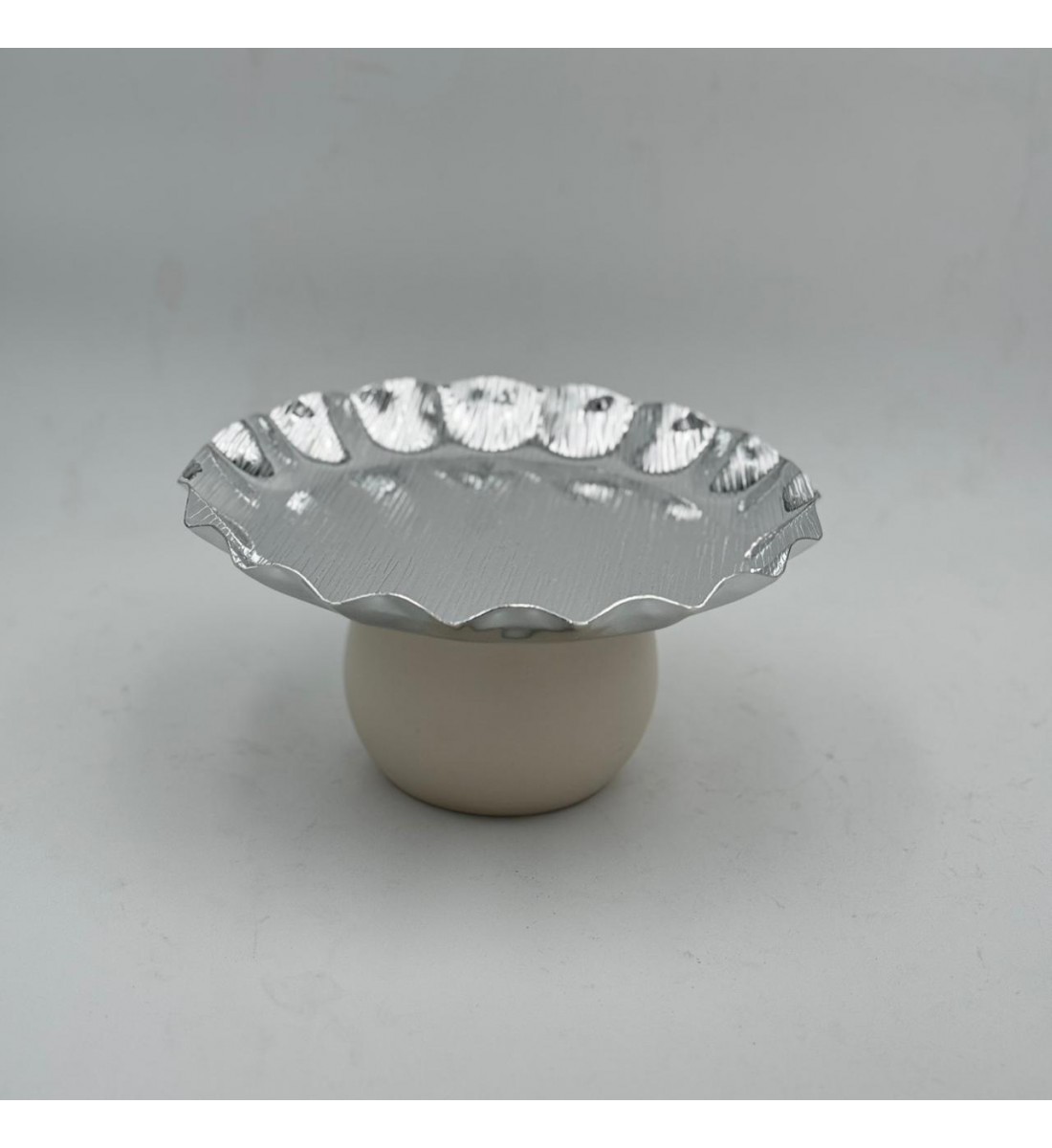 صحن تقديم أنيق بتصميم عصري يجمع بين البساطة والفخامة.23×23×11سم صحن تقديم أنيق بتصميم عصري يجمع بين البساطة والفخامة.23×23×11سم