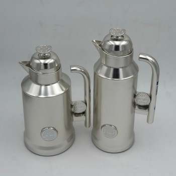 طقم  ترمس  شاي وقهوة أنيق يجمع بين التصميم العصري والانيق 