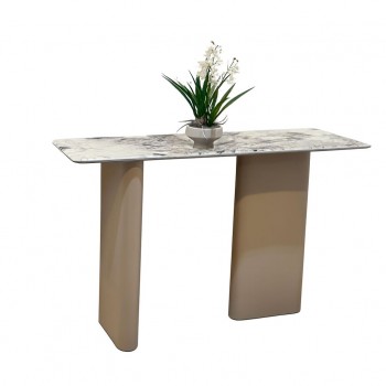 مدخل أنيق بتصميم عصري هادئ، يتميّز بجدار بلون بيج فاتح  130×80×40سم 