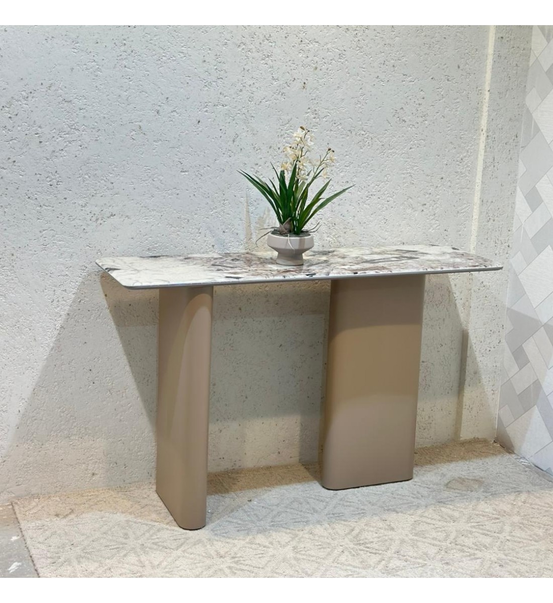 مدخل أنيق بتصميم عصري هادئ، يتميّز بجدار بلون بيج فاتح  130×80×40سم 