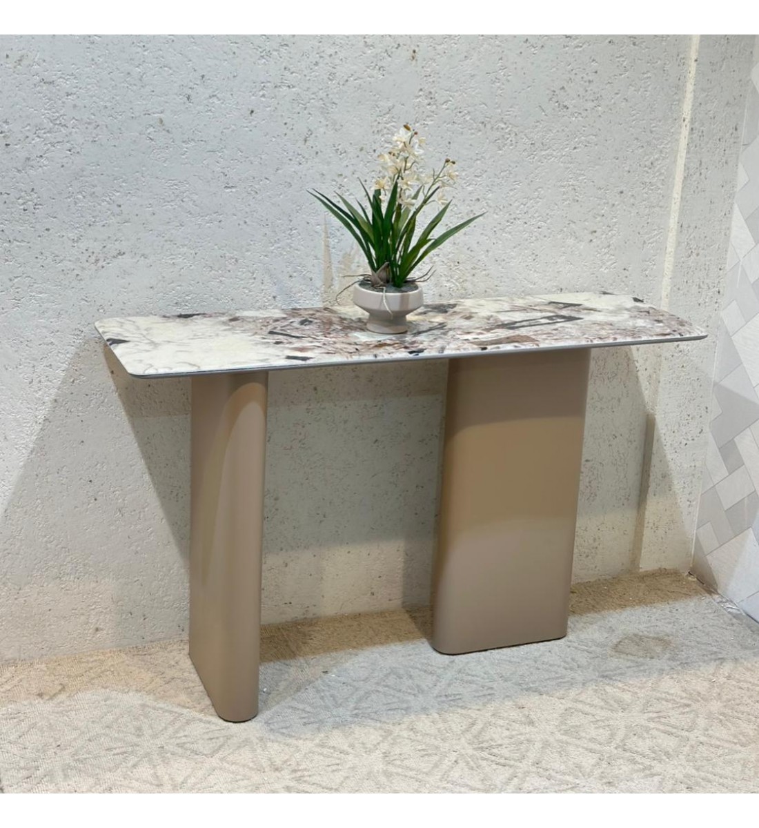 مدخل أنيق بتصميم عصري هادئ، يتميّز بجدار بلون بيج فاتح  130×80×40سم 