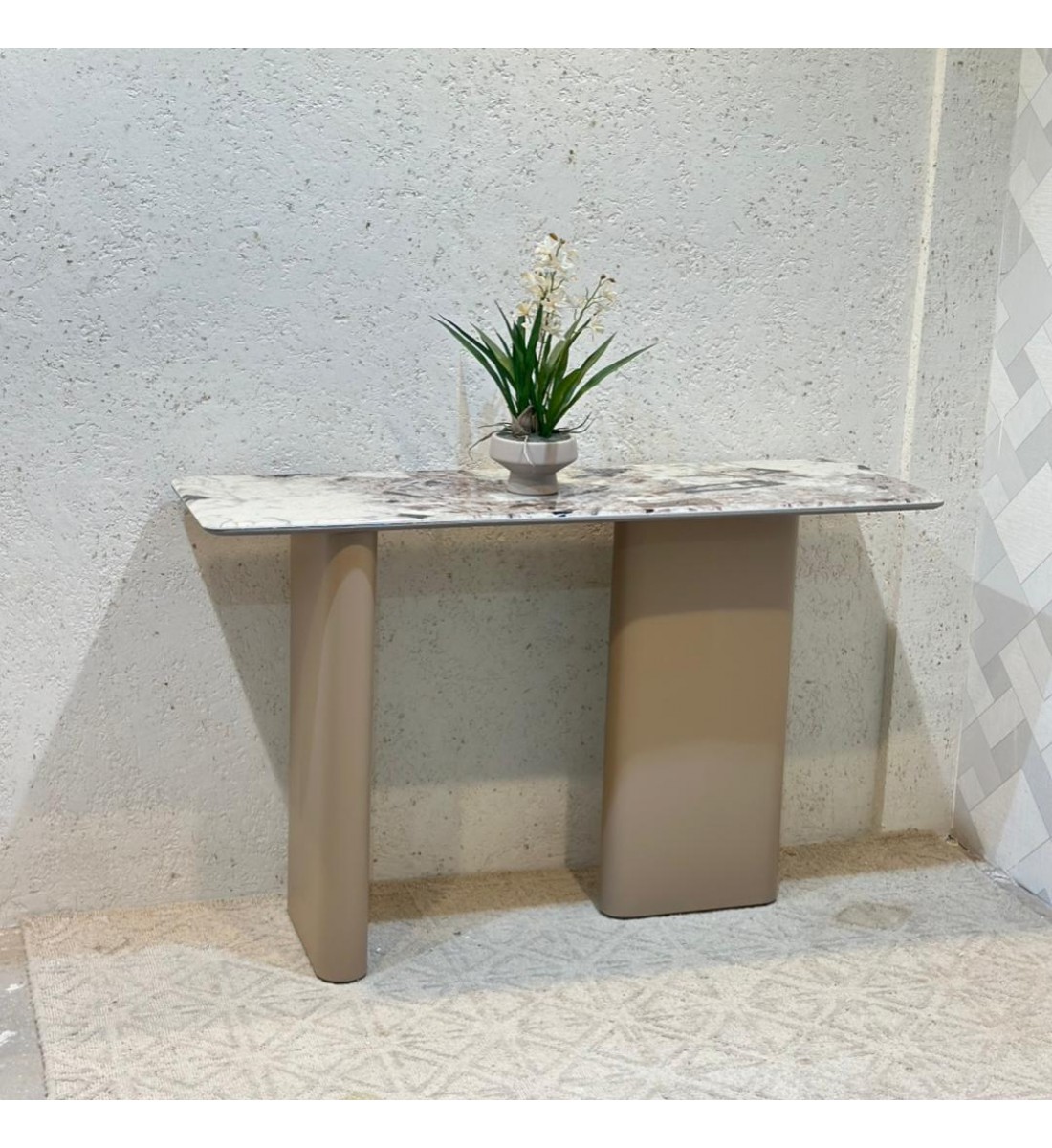 مدخل أنيق بتصميم عصري هادئ، يتميّز بجدار بلون بيج فاتح  130×80×40سم 