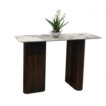 مدخل أنيق بتصميم عصري هادئ، يتميّز بجدار بلون بني 130×80×40سم 