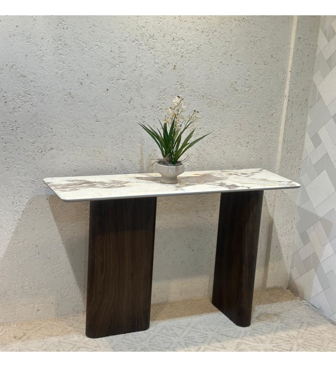 مدخل أنيق بتصميم عصري هادئ، يتميّز بجدار بلون بني 130×80×40سم 