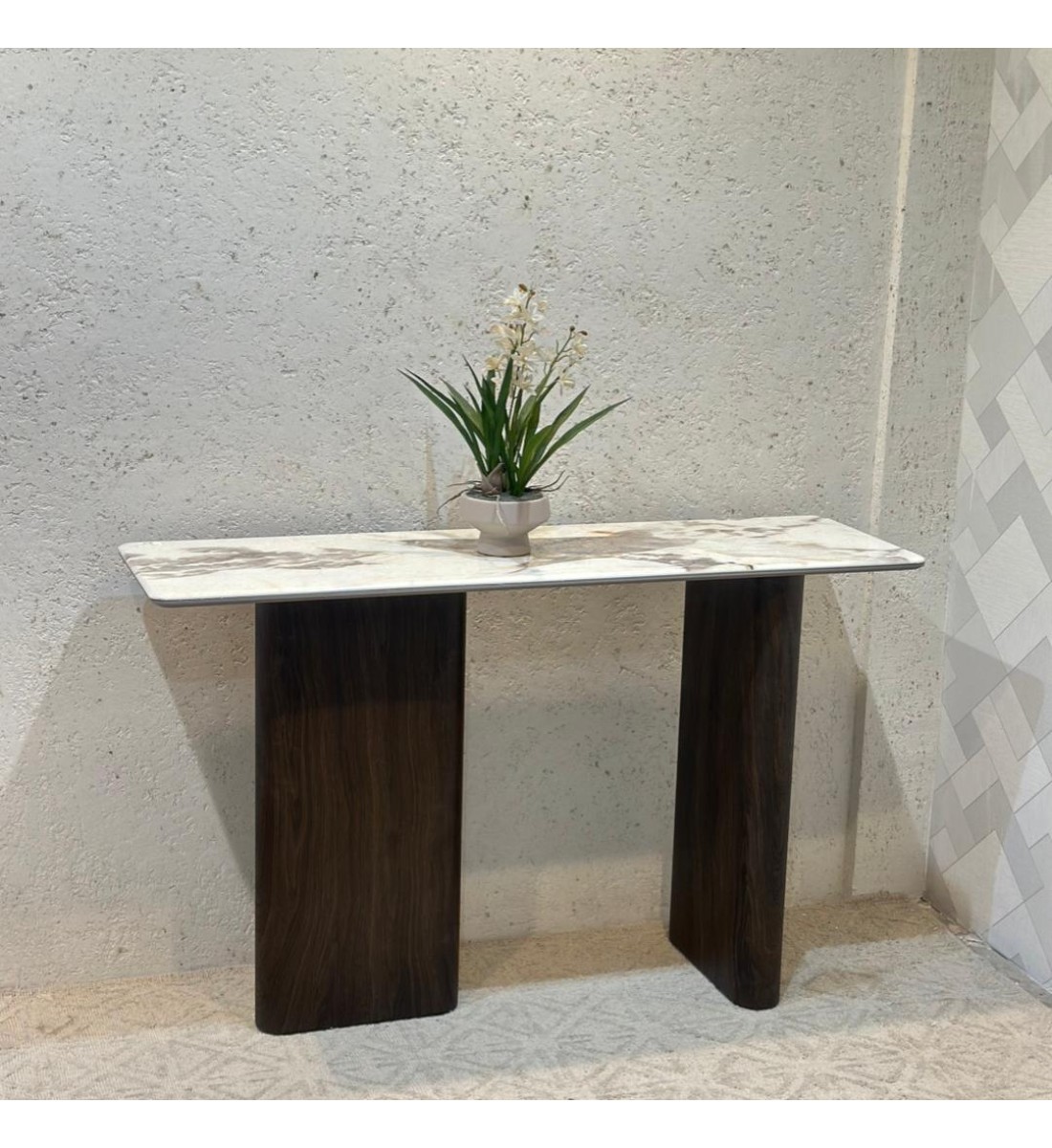 مدخل أنيق بتصميم عصري هادئ، يتميّز بجدار بلون بني 130×80×40سم 