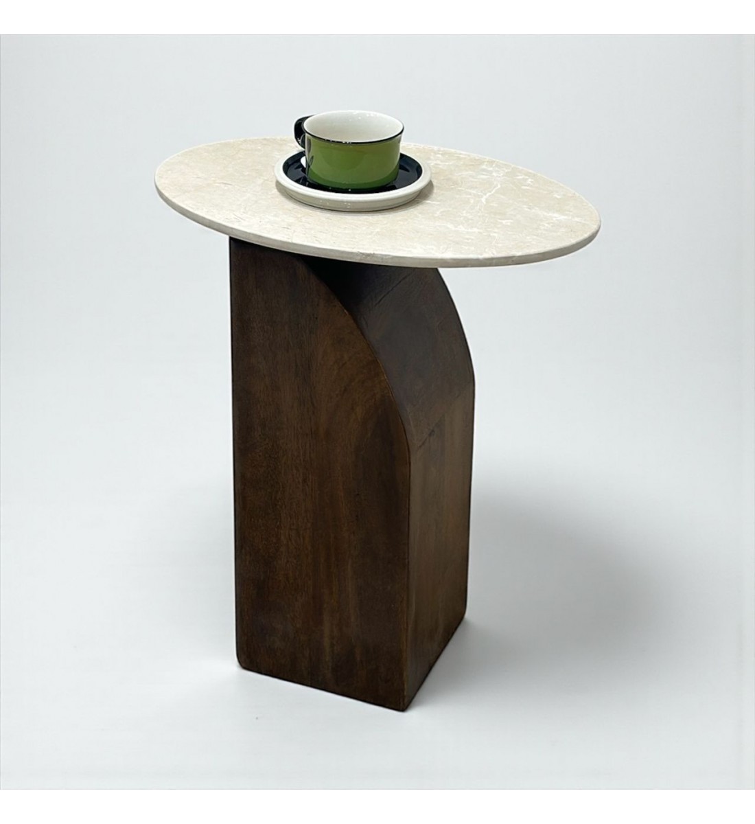 طاولة جانبية بتصميم عصري فخم تجمع بين الرخام والخشب بشكل أنيق ومتوازن.46×30×53سم 