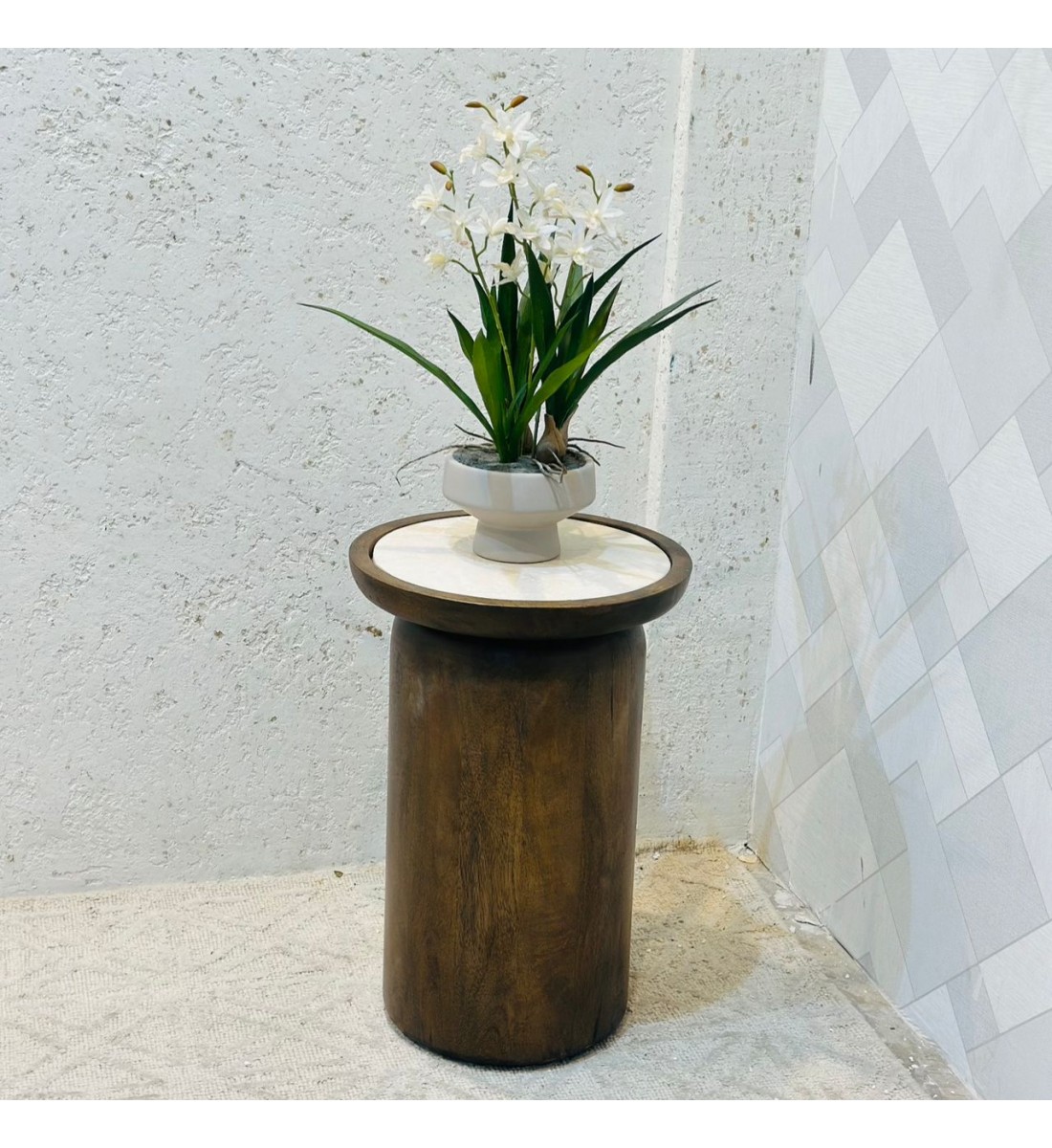 طاولة جانبية أنيقة بتصميم عصري يجمع بين البساطة واللمسة الراقية 34×34×50سم طاولة جانبية أنيقة بتصميم عصري يجمع بين البساطة واللمسة الراقية 34×34×50سم