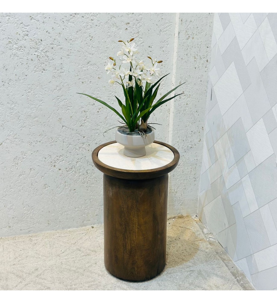 طاولة جانبية أنيقة بتصميم عصري يجمع بين البساطة واللمسة الراقية 34×34×50سم طاولة جانبية أنيقة بتصميم عصري يجمع بين البساطة واللمسة الراقية 34×34×50سم