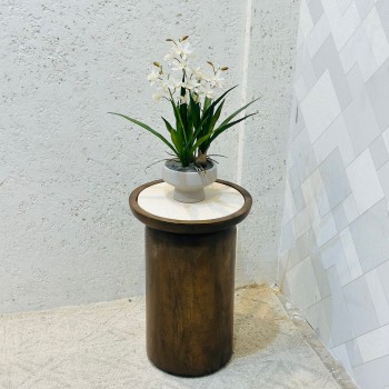 طاولة جانبية أنيقة بتصميم عصري يجمع بين البساطة واللمسة الراقية 34×34×50سم 