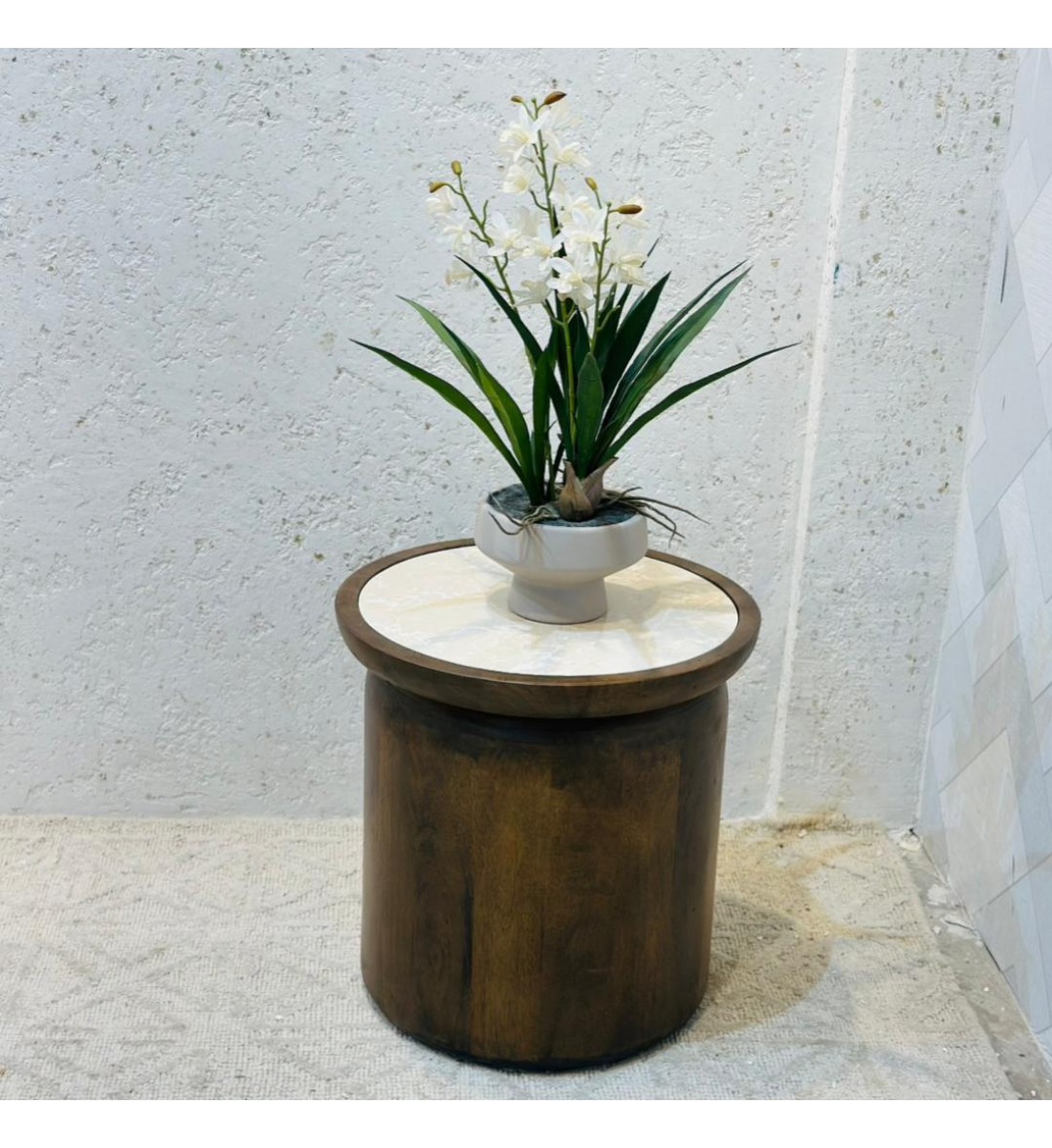 طاولة جانبية أنيقة بتصميم عصري يجمع بين البساطة واللمسة الراقية 38×38×38سم