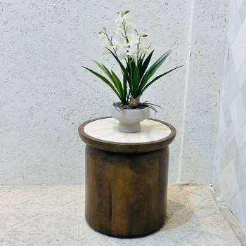 طاولة جانبية أنيقة بتصميم عصري يجمع بين البساطة واللمسة الراقية 38×38×38سم