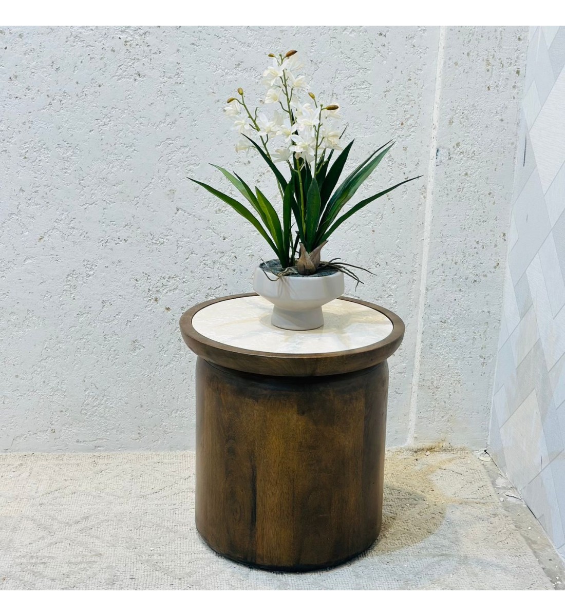 طاولة جانبية أنيقة بتصميم عصري يجمع بين البساطة واللمسة الراقية 38×38×38سم