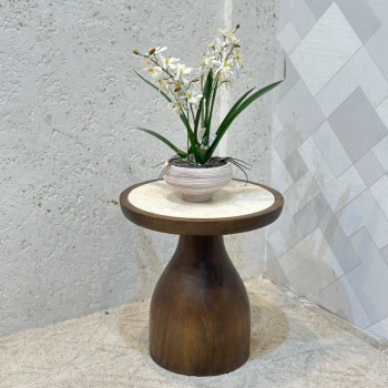 طاولة جانبية أنيقة بتصميم عصري يجمع بين البساطة واللمسة الراقية 38×38×39سم 