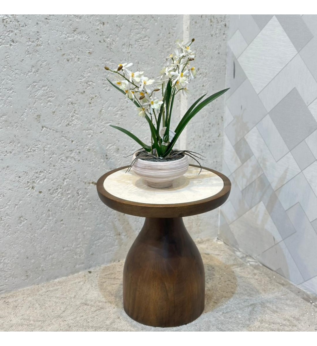 طاولة جانبية أنيقة بتصميم عصري يجمع بين البساطة واللمسة الراقية 38×38×39سم 