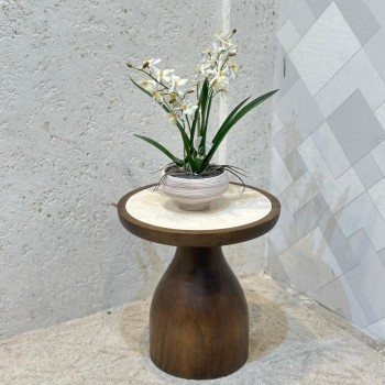 طاولة جانبية أنيقة بتصميم عصري يجمع بين البساطة واللمسة الراقية 38×38×39سم 