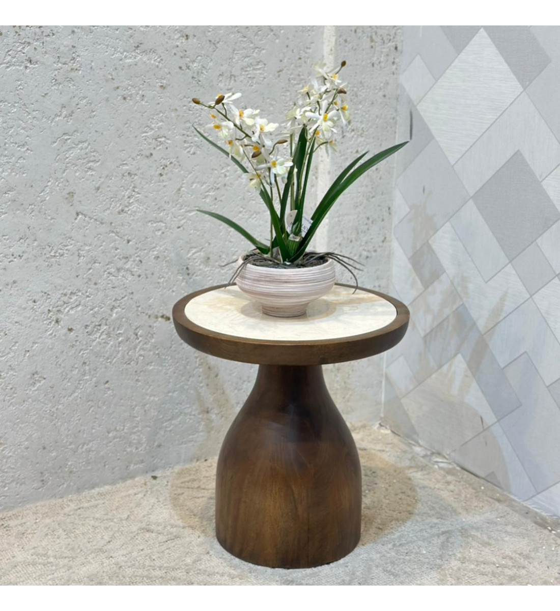 طاولة جانبية أنيقة بتصميم عصري يجمع بين البساطة واللمسة الراقية 38×38×39سم 