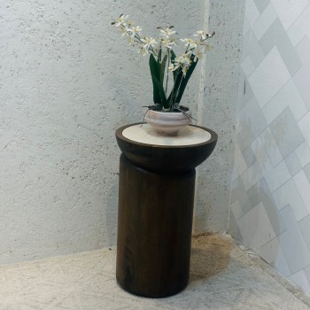 طاولة جانبية أنيقة بتصميم عصري يجمع بين البساطة واللمسة الراقية 34×34×34سم 