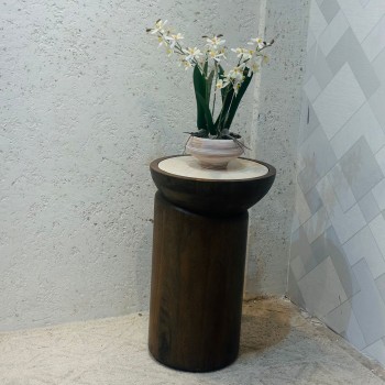 طاولة جانبية أنيقة بتصميم عصري يجمع بين البساطة واللمسة الراقية 34×34×34سم 