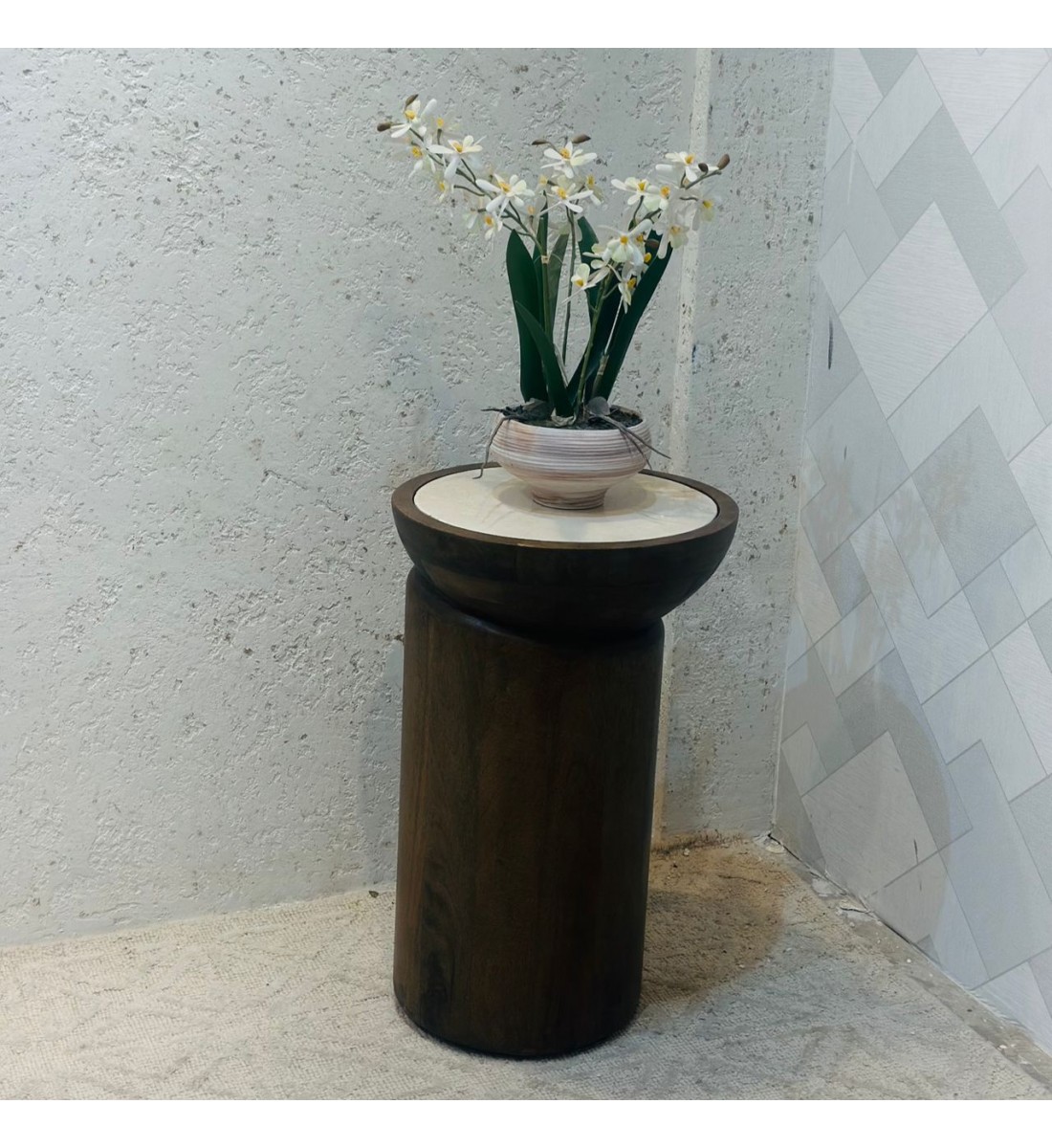 طاولة جانبية أنيقة بتصميم عصري يجمع بين البساطة واللمسة الراقية 34×34×34سم 