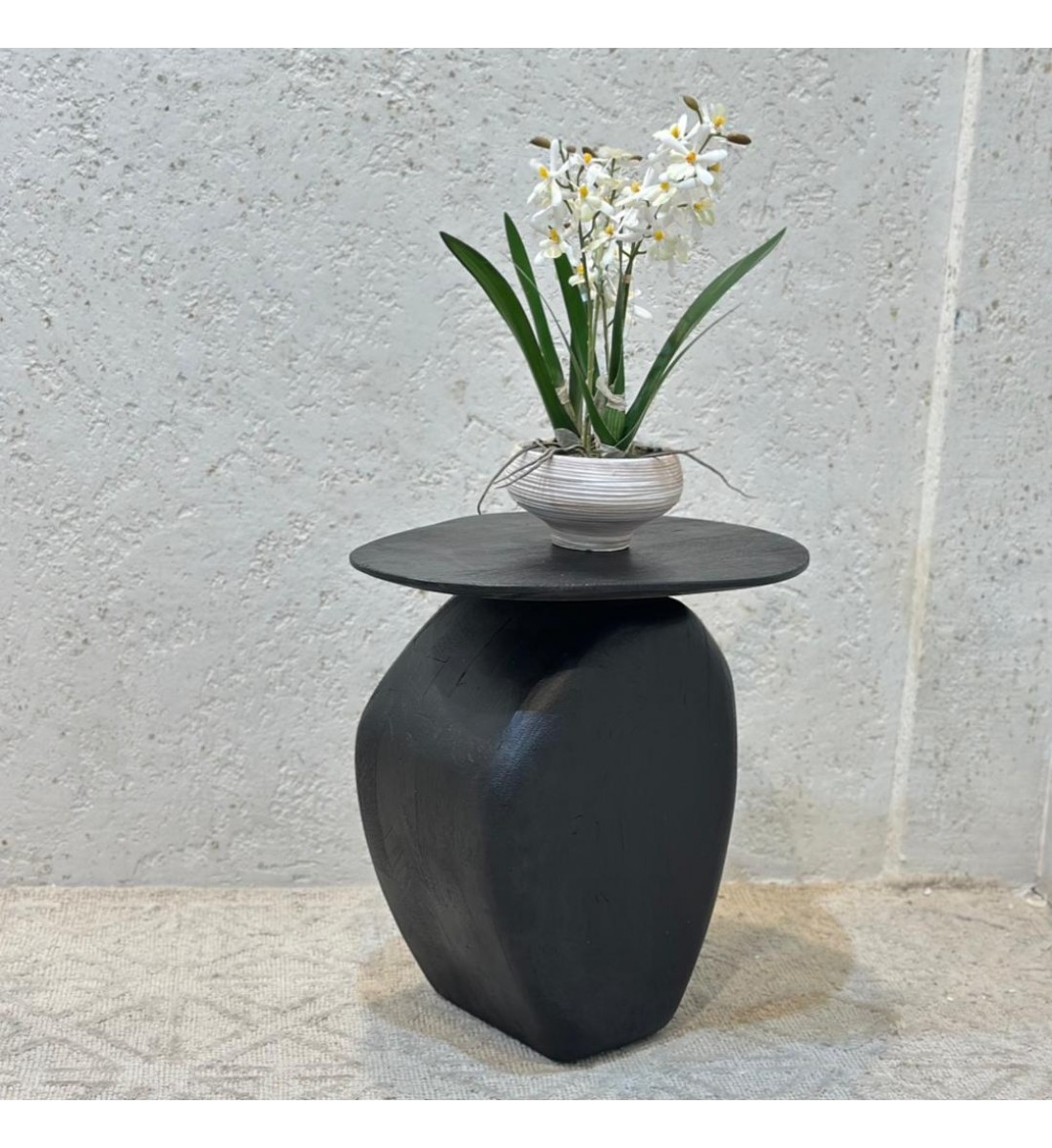 طاولة جانبية أنيقة بتصميم عصري يجمع بين البساطة واللمسة الراقية 45×45×35سم 