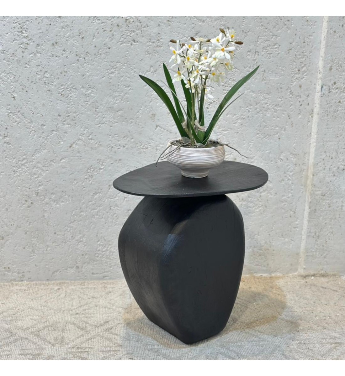 طاولة جانبية أنيقة بتصميم عصري يجمع بين البساطة واللمسة الراقية 45×45×35سم 