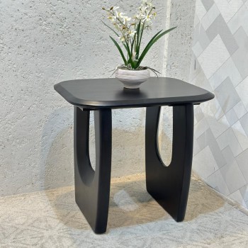 طاولة جانبية أنيقة بتصميم عصري يجمع بين البساطة واللمسة الراقية60×50×65سم