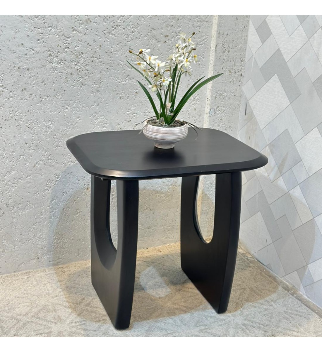 طاولة جانبية أنيقة بتصميم عصري يجمع بين البساطة واللمسة الراقية60×50×65سم