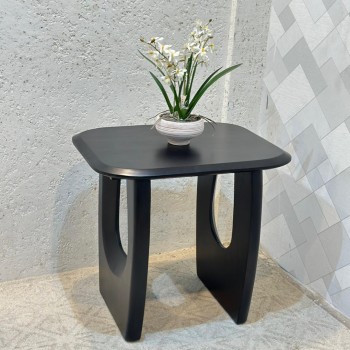 طاولة جانبية أنيقة بتصميم عصري يجمع بين البساطة واللمسة الراقية60×50×65سم