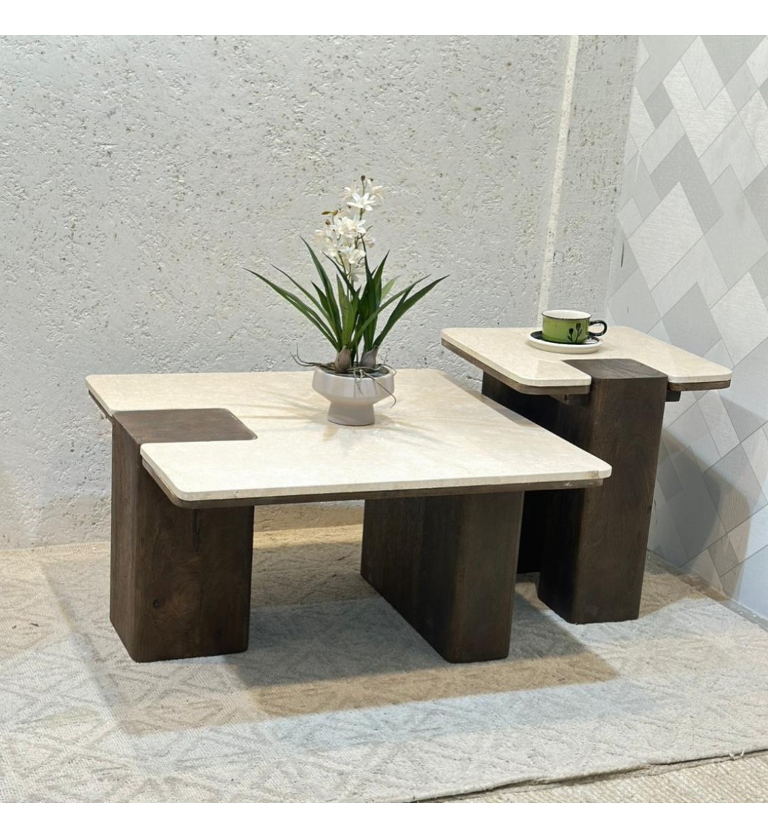 طقم طاولات سيراميك  عصري بتصميم هندسي مبتكر يجمع بين الفخامة والبساطة في آن واحد