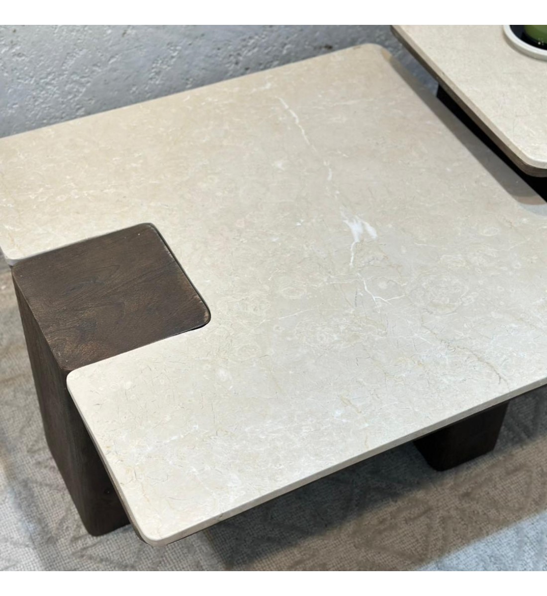 طقم طاولات سيراميك  عصري بتصميم هندسي مبتكر يجمع بين الفخامة والبساطة في آن واحد