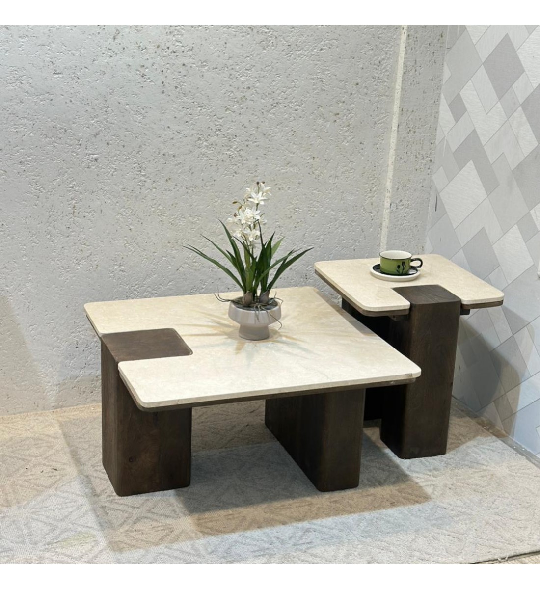 طقم طاولات سيراميك  عصري بتصميم هندسي مبتكر يجمع بين الفخامة والبساطة في آن واحد