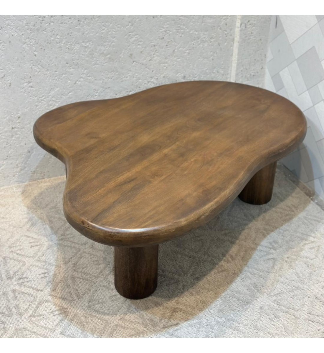 طاولة جانبية أنيقة بتصميم عصري يجمع بين البساطة واللمسة الراقية 116×79×40سم طاولة جانبية أنيقة بتصميم عصري يجمع بين البساطة واللمسة الراقية 116×79×40سم